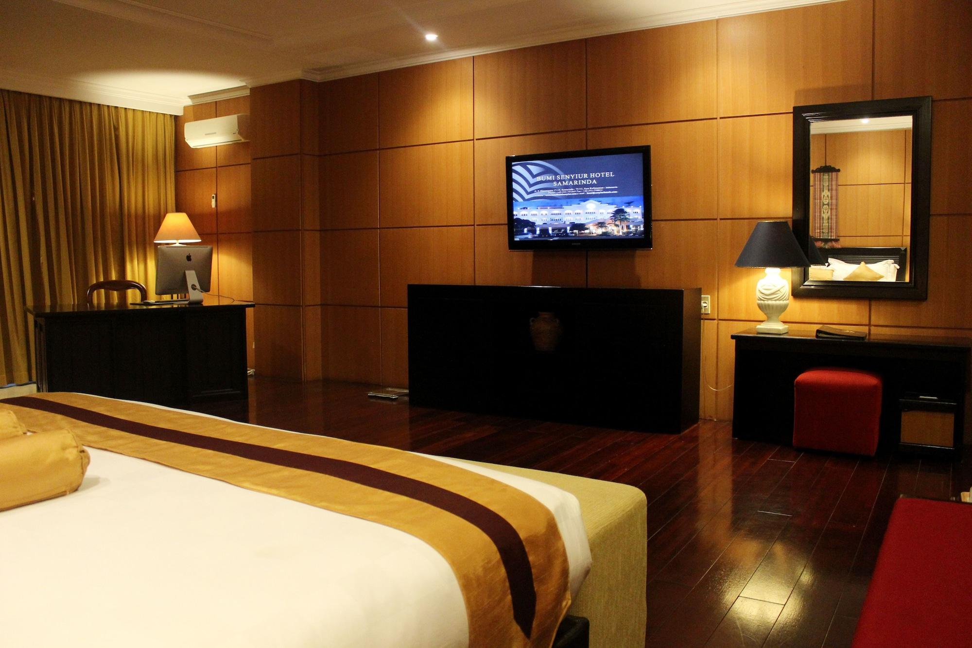 Bumi Senyiur Hotel Samarinda Exterior photo
