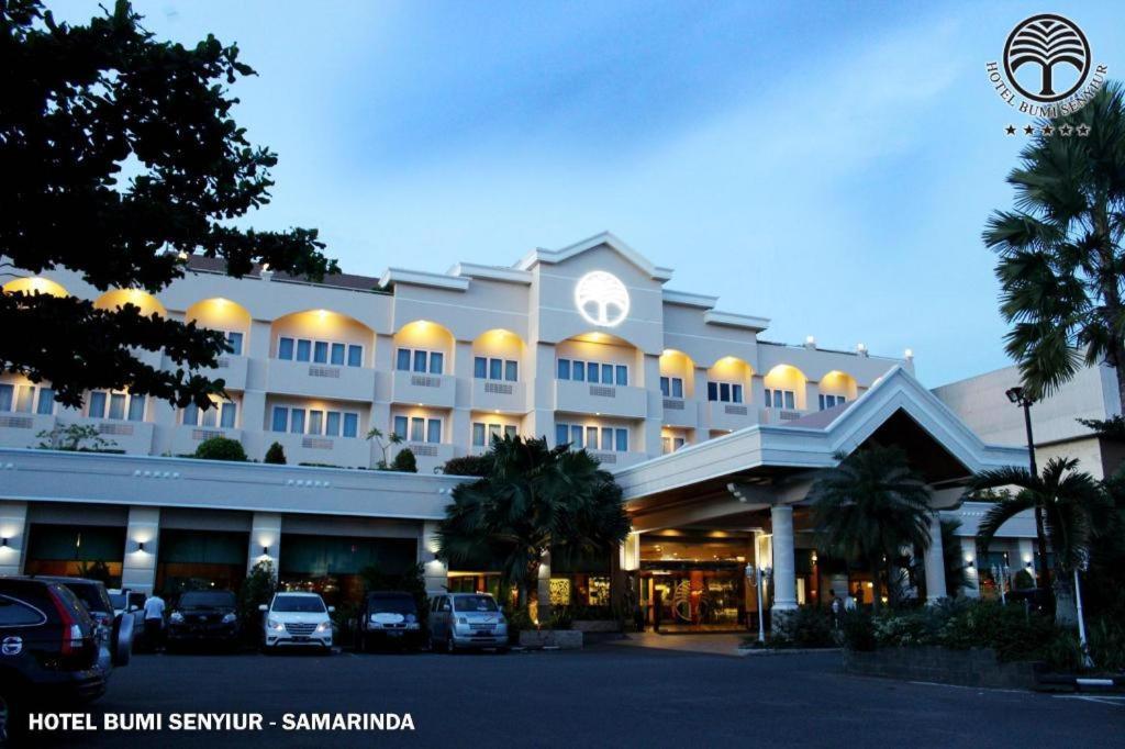 Bumi Senyiur Hotel Samarinda Exterior photo